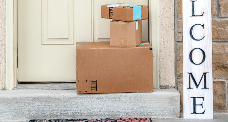 Boxes by the door of a residence with a welcome sign in Lima